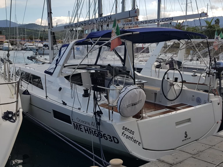 Rent a Bénéteau Oceanis 41.1 Furnari