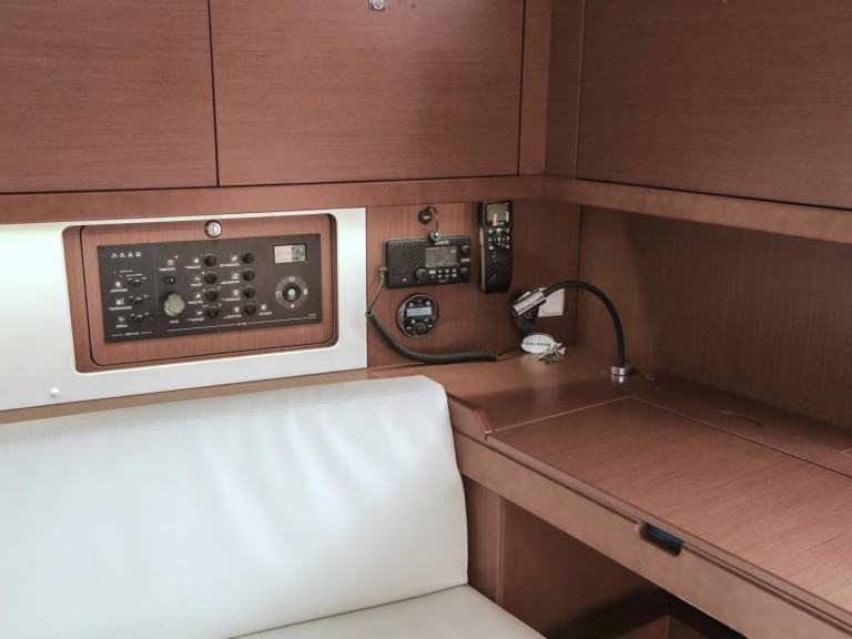 Rent a Bénéteau Oceanis 45 Tivat