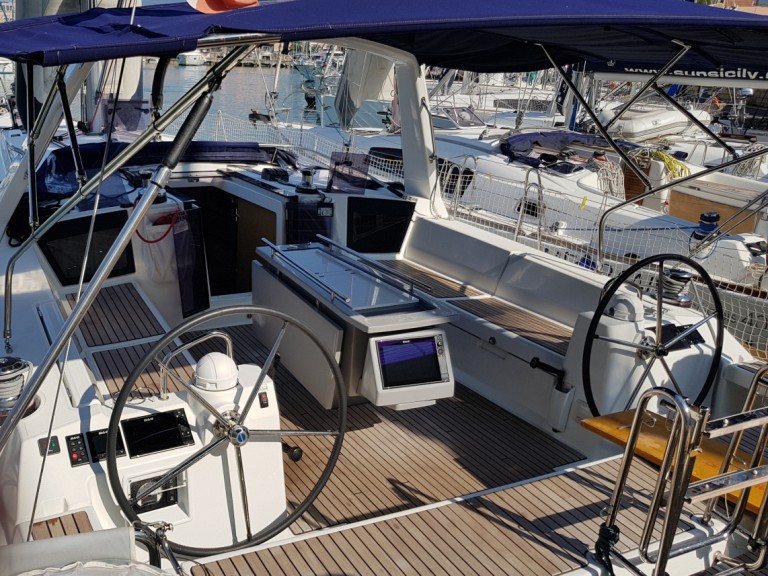 Sailboat rental with or without captain Bénéteau Furnari