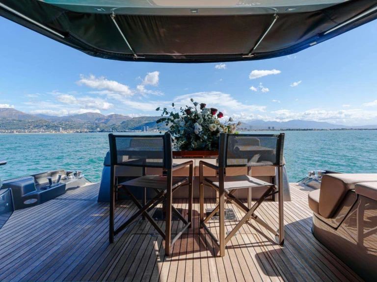 Bareboat Rental Luxury Yacht Cranchi with a boat licence