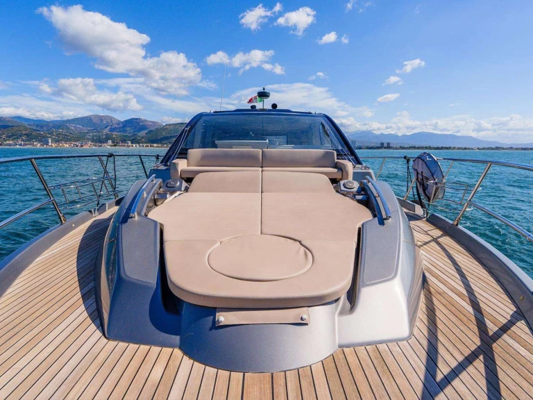 Luxury Yacht for rent Salerno at the best price