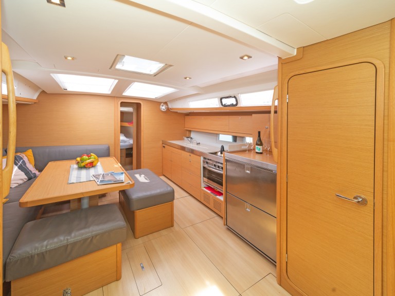 Sailboat for rent Lefkáda at the best price