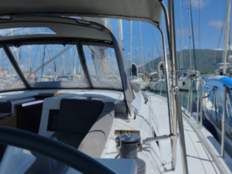 Yacht charter Lefkáda cheap Dufour 470