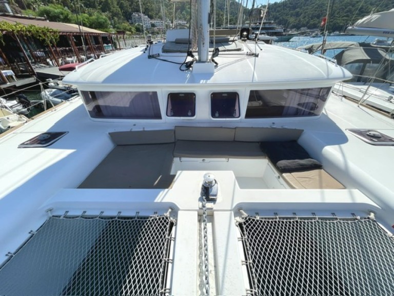 Lagoon Lagoon 450 F in Alimos on SamBoat