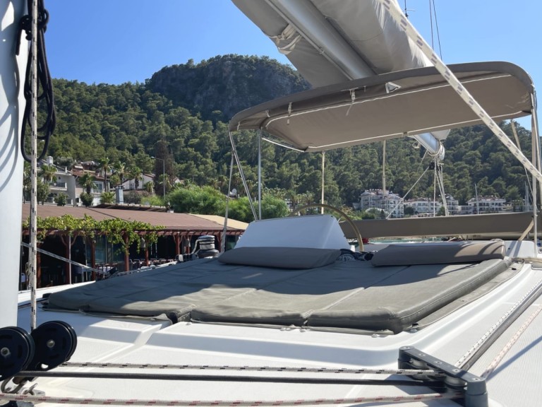 Rent a Lagoon Lagoon 450 F Alimos