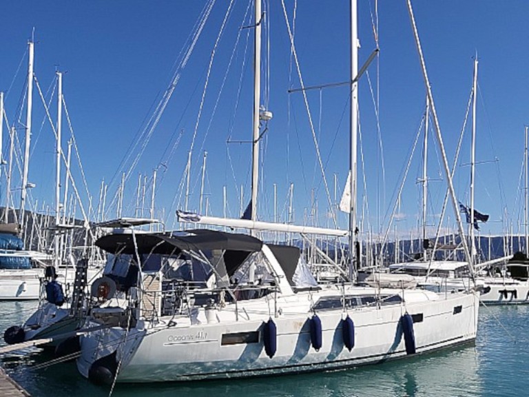 Rent a Bénéteau Oceanis 41.1 Lefkáda