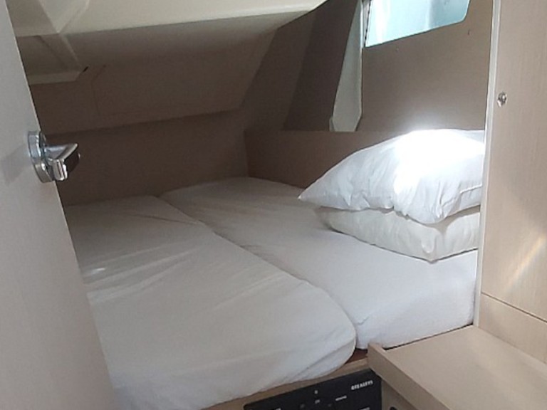 Bareboat Rental Sailboat Bénéteau with a boat licence