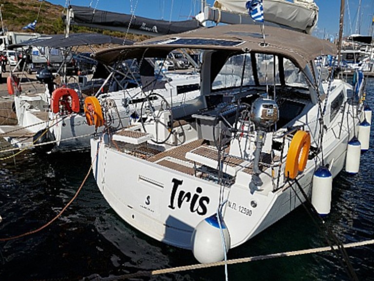 Sailboat rental in Alimos - Bénéteau Oceanis 41.1
