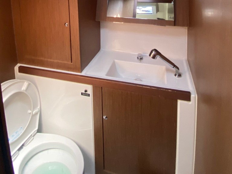 Boat rental Bénéteau Oceanis 41.1 in Alimos on Samboat