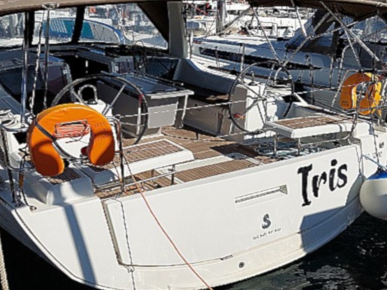 Rent a Bénéteau Oceanis 41.1 Alimos