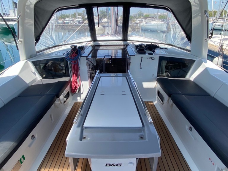 Sailboat rental in Alimos - Bénéteau Oceanis 41.1