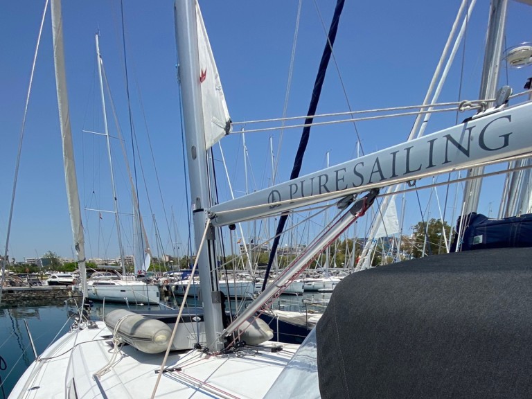 Boat rental Bénéteau Oceanis 41.1 in Alimos on Samboat