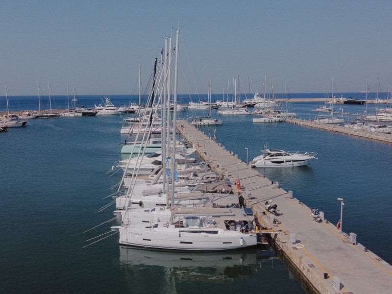 Dufour Dufour 430 in Skiathos on SamBoat