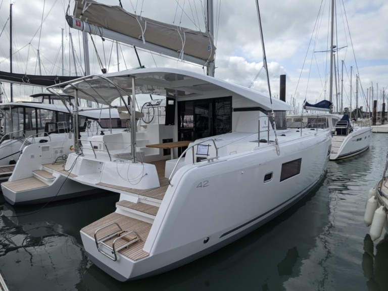 Yacht charter Lefkáda cheap Lagoon 42