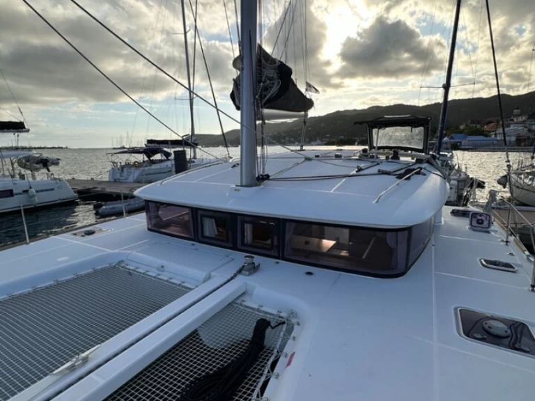 Catamaran rental in Sliema - Lagoon Lagoon 400 S2