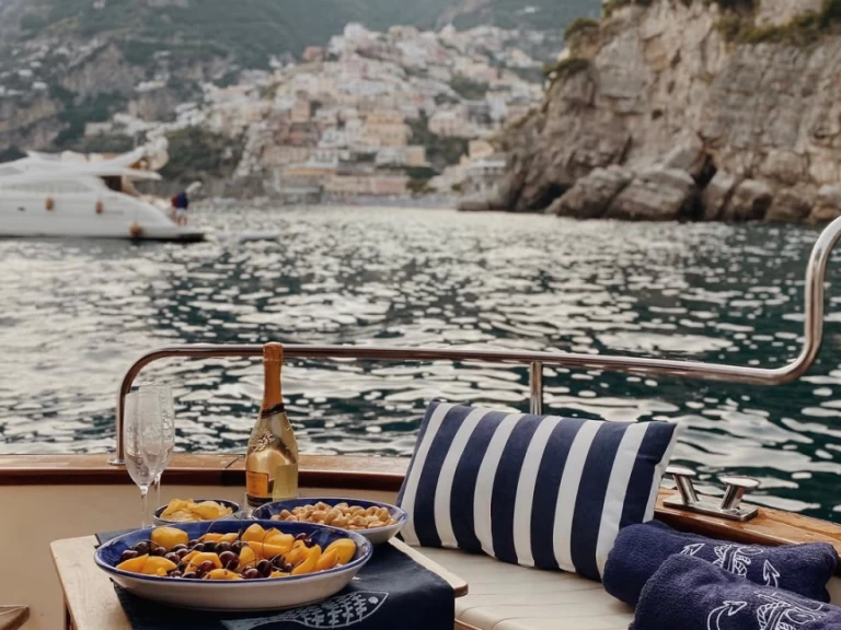 Motorboat for rent Sorrento at the best price