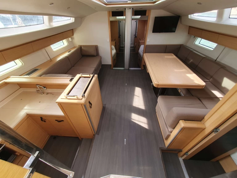 Rent a Jeanneau Jorm Stari Grad