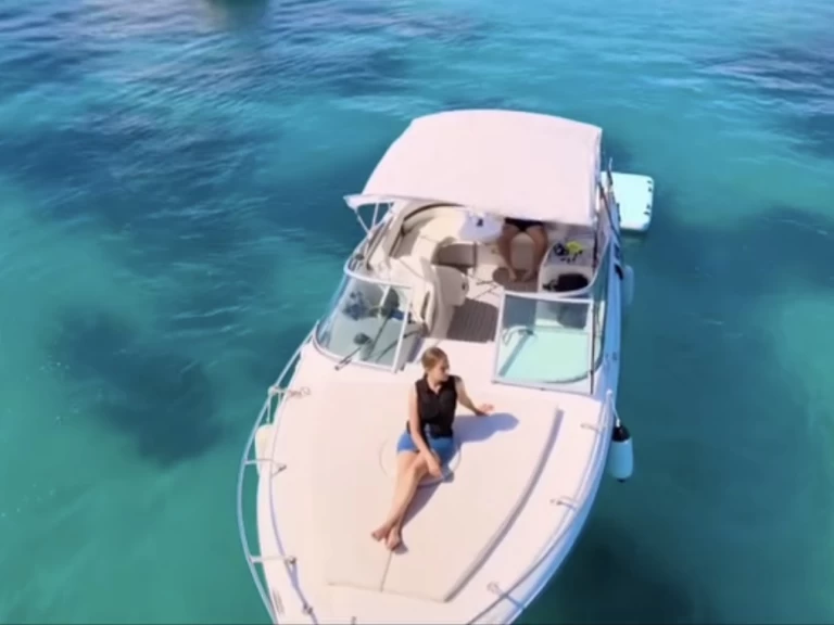 Bareboat Rental Motorboat Four Winns with a boat licence