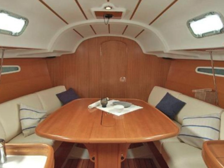 Boat rental Bénéteau FIRST 31,7 in La Trinité-sur-Mer on Samboat