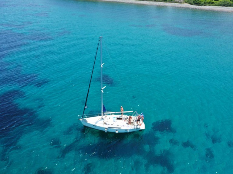 Bénéteau Oceanis 37 in Nikiána on SamBoat