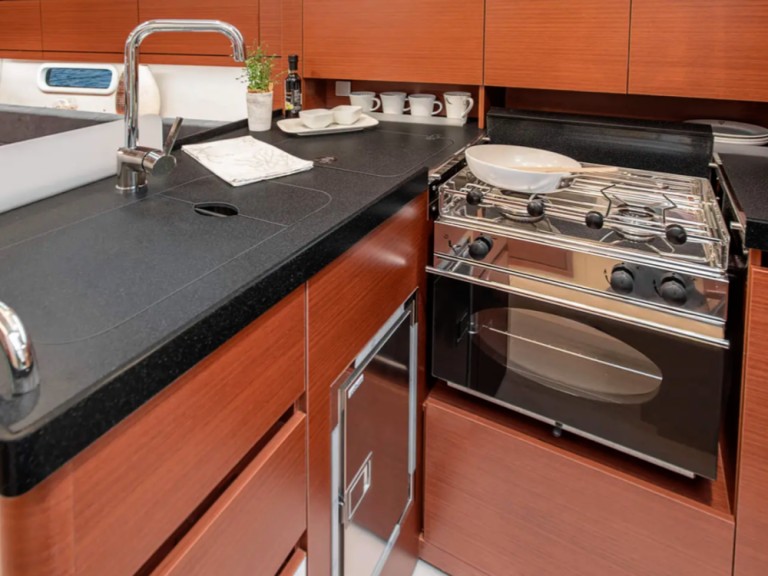 Sailboat for rent Marseille at the best price