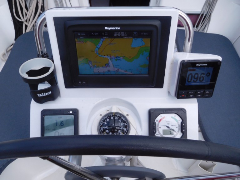 Boat rental Bénéteau Oceanis 31 in Poole on Samboat