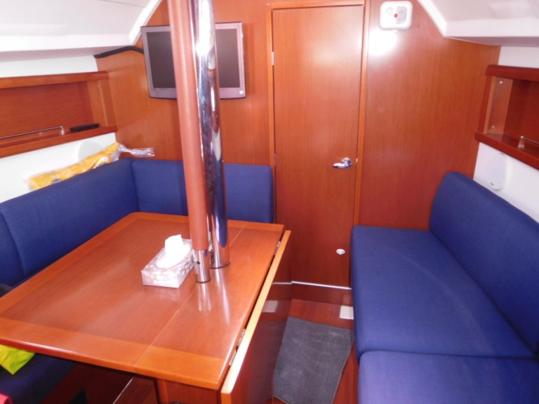 Bénéteau Oceanis 31 charter bareboat or captained in  Poole