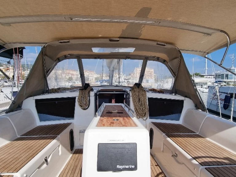 Boat rental Dufour Dufour 430 in Golfe-Juan on Samboat