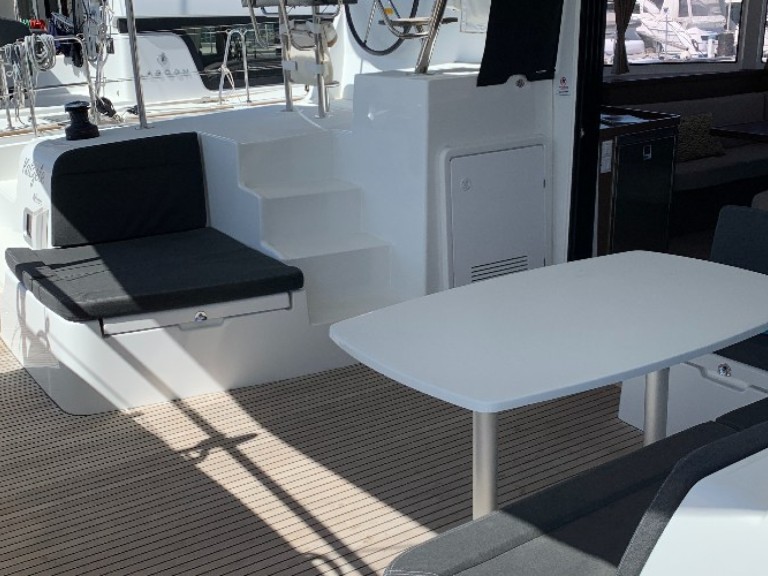 Lagoon Lagoon 42 in Saint-Raphaël on SamBoat