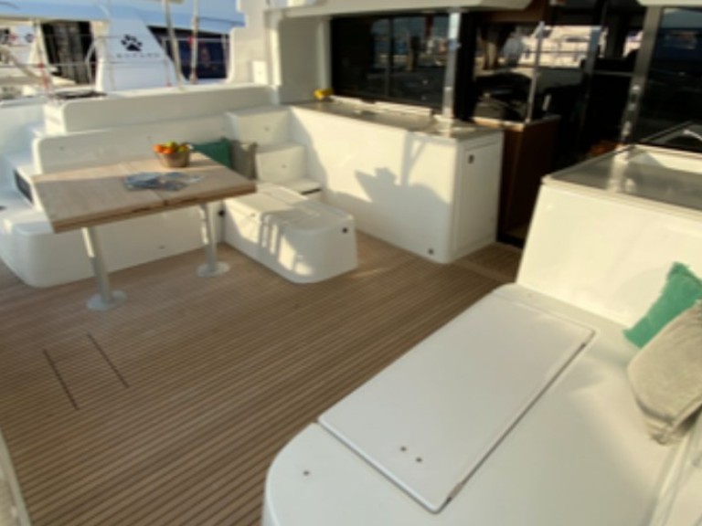 Lagoon Lagoon 46 in Saint-Raphaël on SamBoat