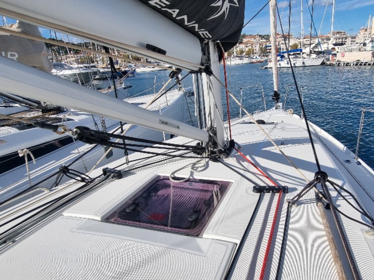 Sailboat for rent Golfe-Juan at the best price
