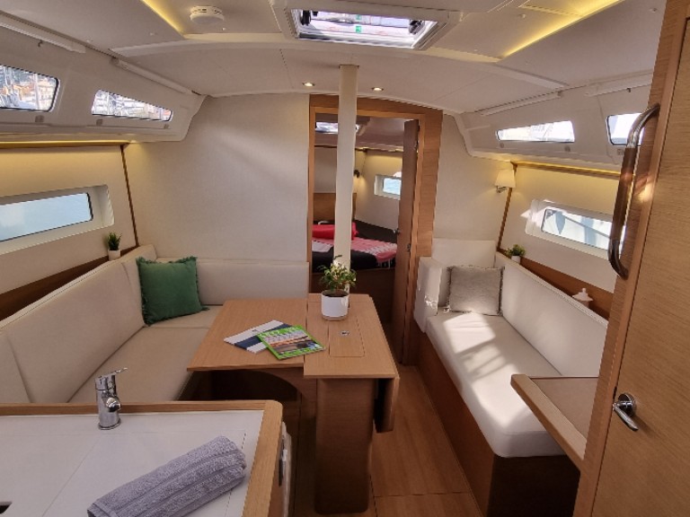 Jeanneau Sun Odyssey 380 in Golfe-Juan on SamBoat