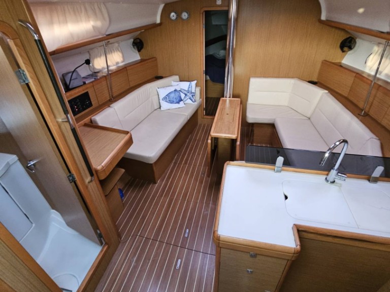 Sailboat for rent Kallithea at the best price