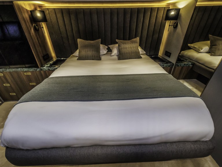  Moon Yacht 60  in Split on SamBoat