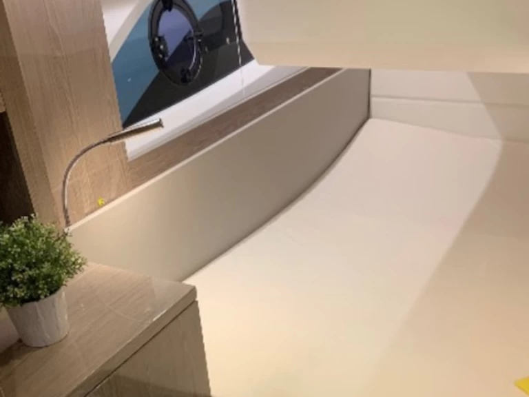 Sealine Sealine C390 in Pula on SamBoat