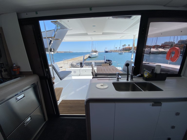 Rent a Fountaine Pajot Isla 40 Portimão