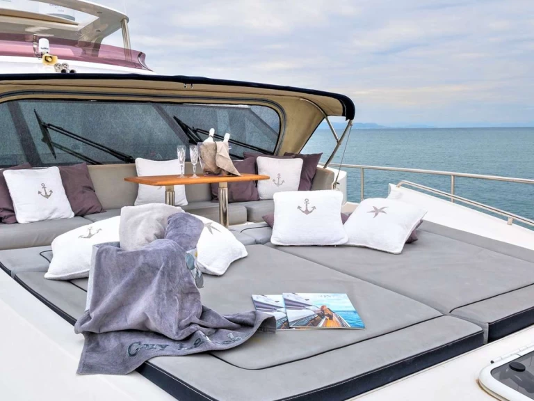Bareboat Rental Luxury Yacht Princess, UK with a boat licence