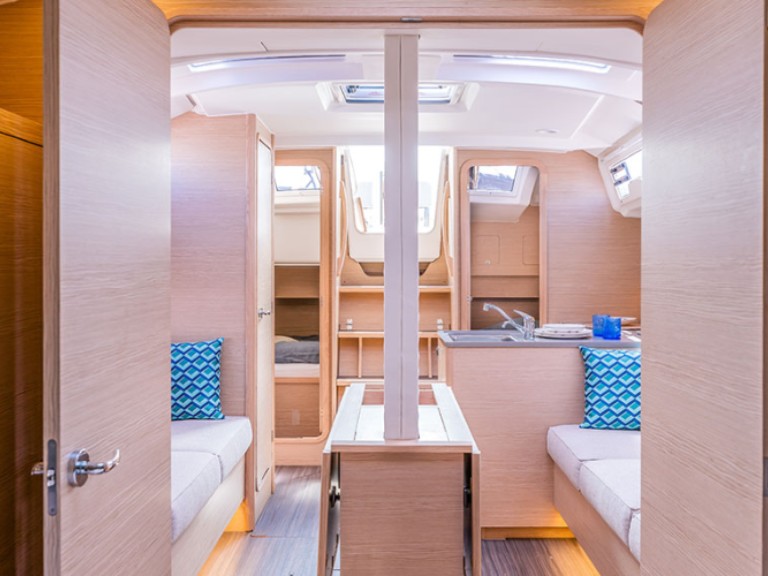 74 DUFOUR 37 in Arzon on SamBoat