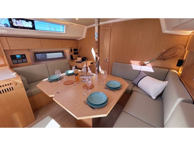 Yacht charter Port Grimaud cheap Bavaria C42