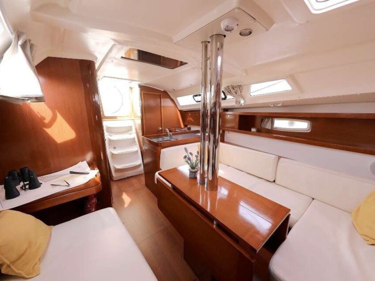 Boat rental Bénéteau Oceanis 34 in Arzon on Samboat