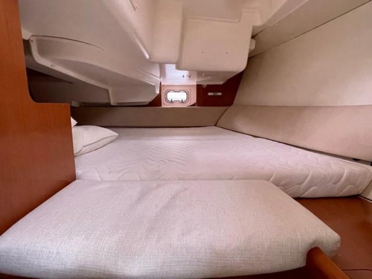 Sailboat for rent Arzon at the best price