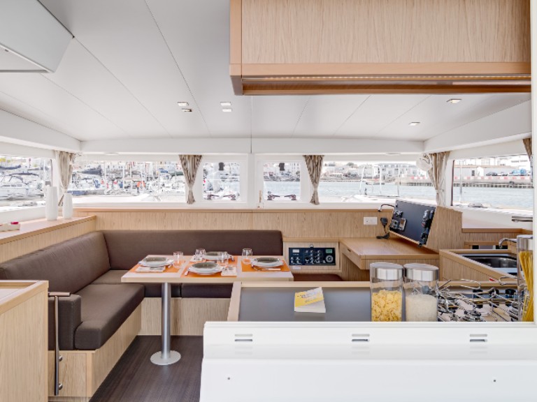 Lagoon Lagoon 400 in Ajaccio on SamBoat