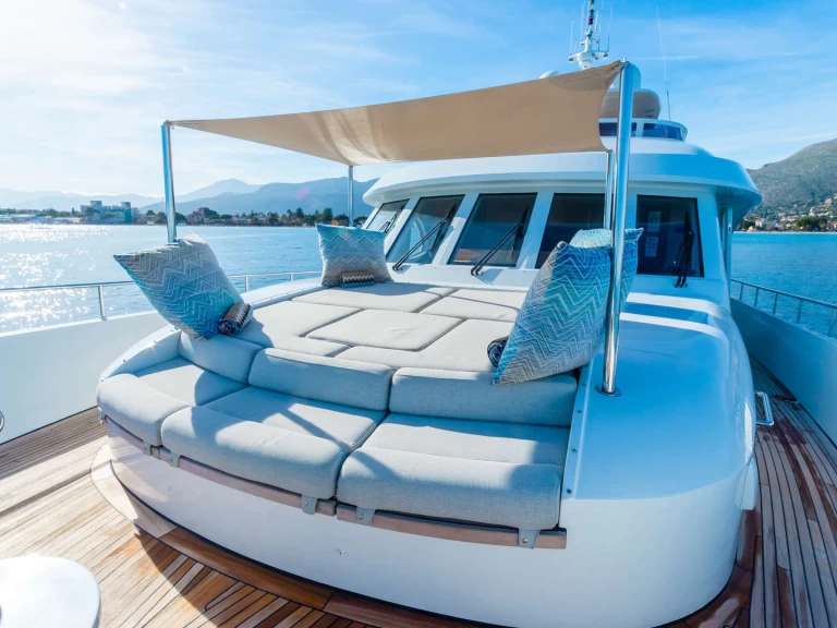 Bareboat Rental Luxury Yacht Moonen with a boat licence