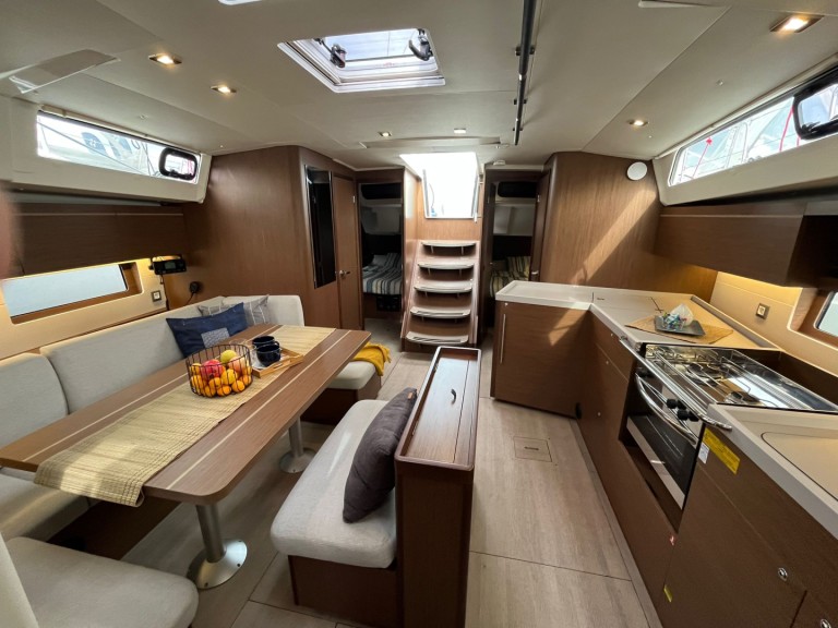 Sailboat rental with or without captain Bénéteau Pomer