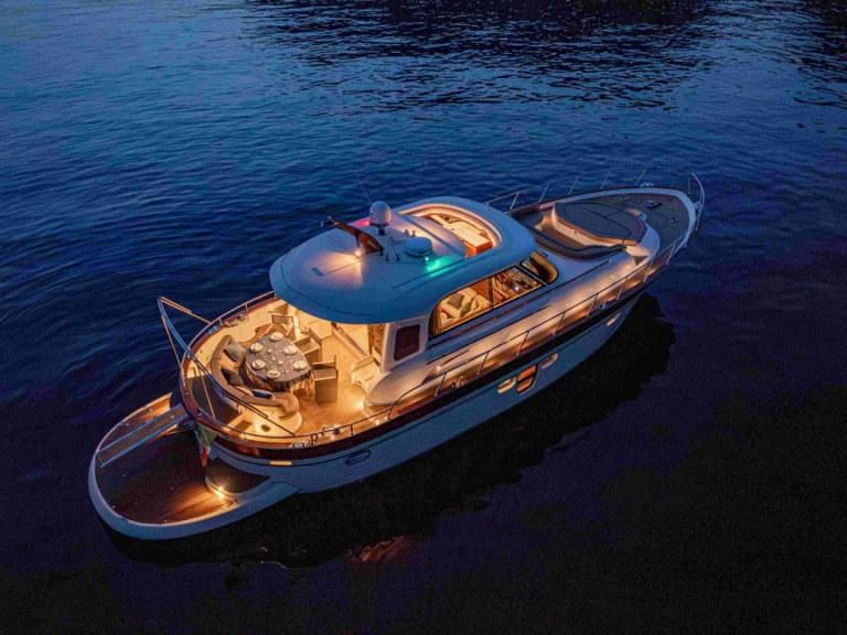 Luxury Yacht for rent Castellammare di Stabia at the best price