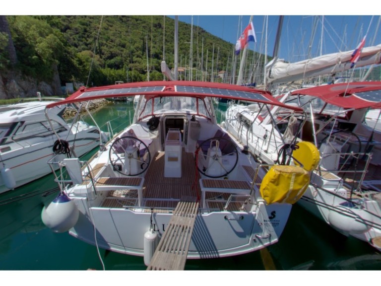 Bénéteau Oceanis 38.1 in Dubrovnik on SamBoat