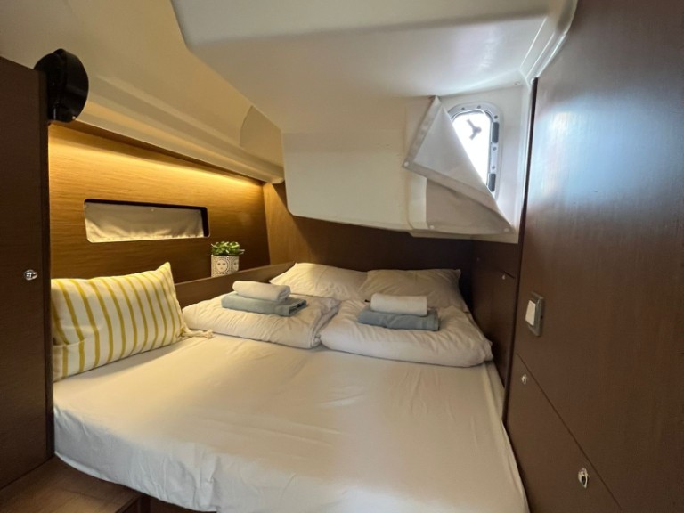 Yacht charter Pomer cheap Oceanis 40.1