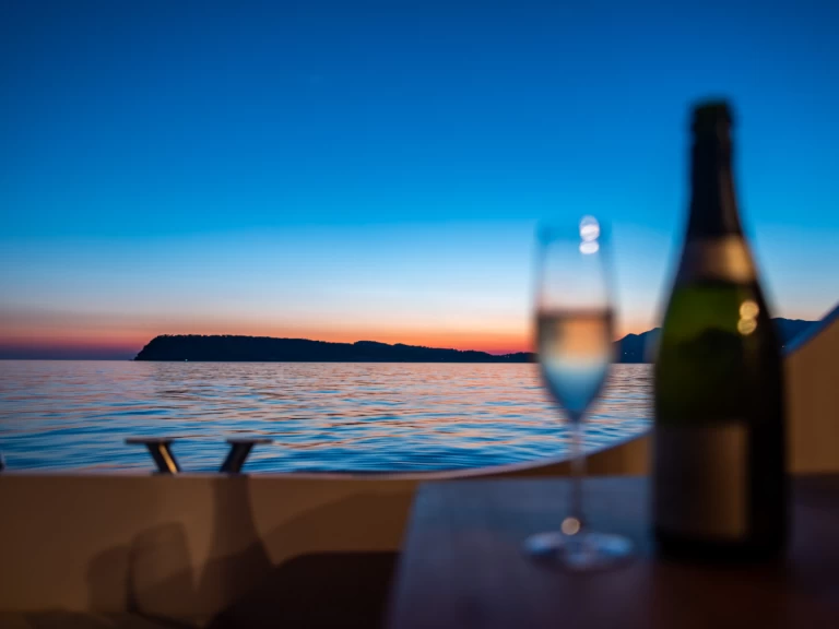 Bareboat Rental Motorboat Goldstar with a boat licence