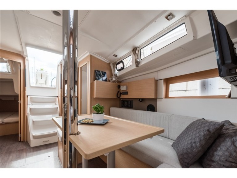 Rent a Bénéteau Oceanis 38.1 Split