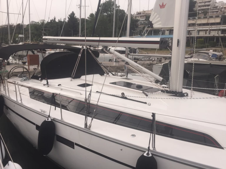 Sailboat rental in Kalamariá - Bavaria Cruiser 46
